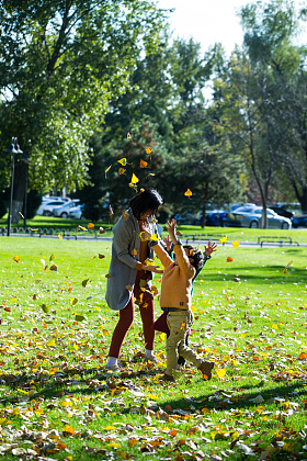 幸福家庭户外玩耍