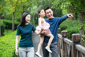 幸福家庭在户外散步图片