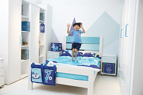 可爱的小男孩在玩耍照片