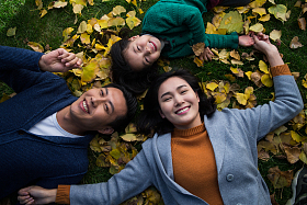 幸福家庭在户外玩耍图片