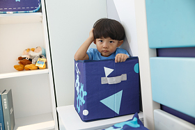 可爱的小男孩在玩耍