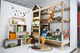 两个小男孩在卧室玩耍照片