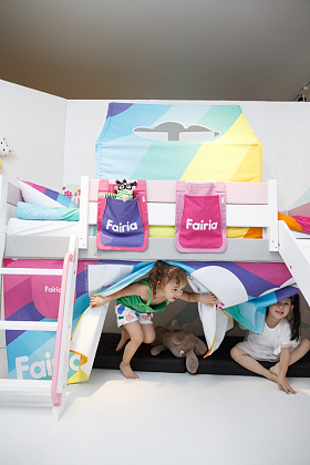 可爱的小女孩在卧室玩耍