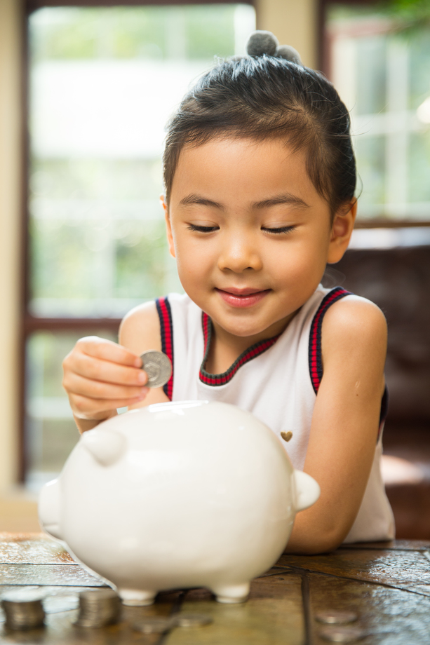 小女孩把钱放入存钱罐图片 小女孩把钱放入存钱罐图片