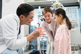 母亲带着女儿看牙医