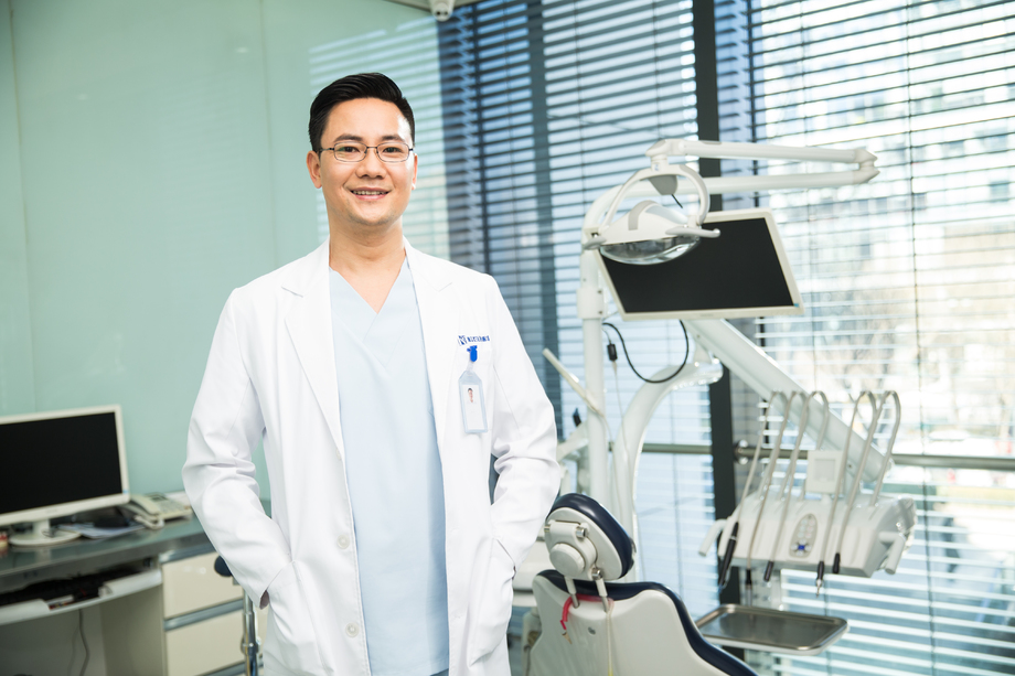 中年牙科医生 中年牙科医生