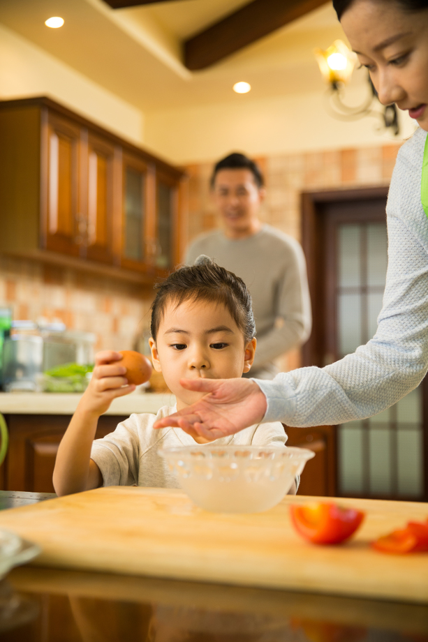 小女孩帮妈妈做家务 小女孩帮妈妈做家务