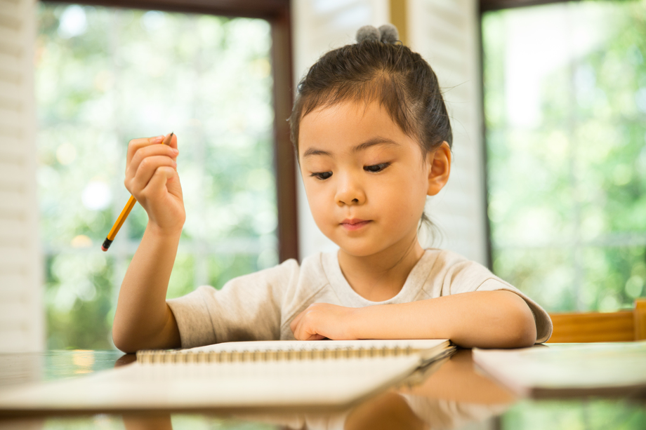 小女孩写作业图片 小女孩写作业图片