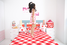 可爱的小女孩在卧室玩耍