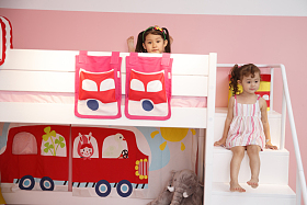 可爱的小女孩在卧室玩耍图片