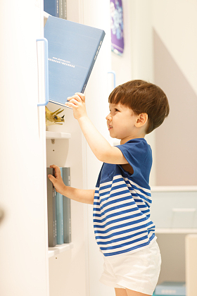 可爱的小男孩在游戏室照片