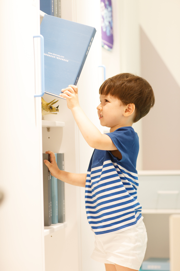 可爱的小男孩在游戏室照片 可爱的小男孩在游戏室照片