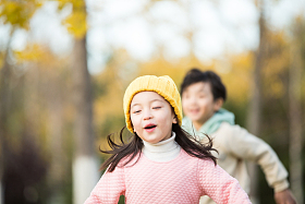 可爱的儿童在户外照片