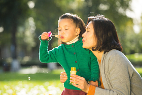 幸福家庭户外郊游