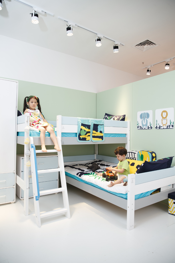 儿童在床上玩耍图片 儿童在床上玩耍图片