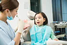 可爱的小女孩和牙医