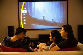 幸福家庭看电视图片