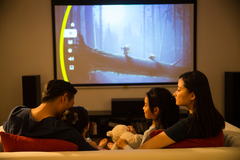 幸福家庭看电视图片 幸福家庭看电视图片