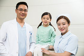 医护工作者和女孩照片