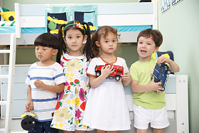 欢乐的儿童在儿童房玩耍图片