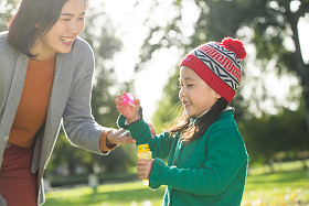 幸福家庭户外郊游