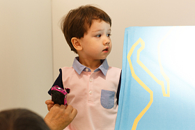 可爱的小男孩在游戏室