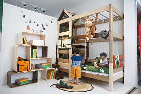 两个小男孩在卧室玩耍图片