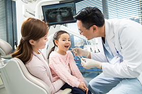 母亲带着女儿看牙医
