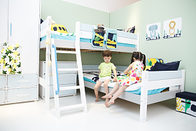 儿童在床上玩耍