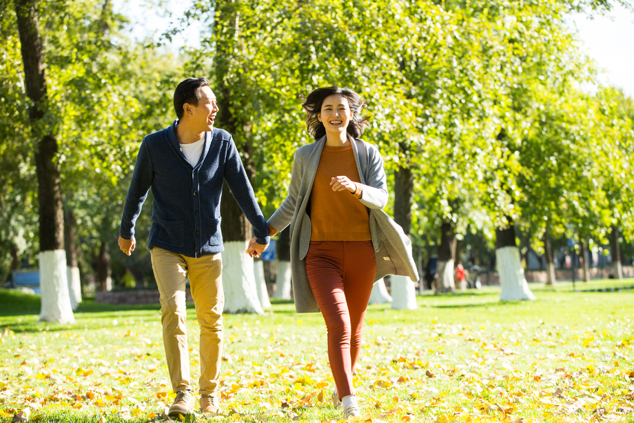 青年情侣在户外 青年情侣在户外