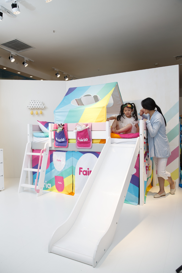 可爱的小女孩和妈妈玩耍