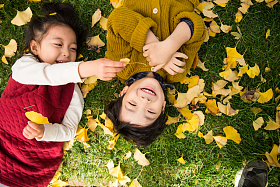 可爱的儿童在户外