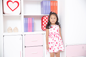 可爱的小女孩在卧室玩耍图片