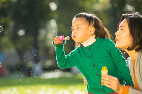 幸福家庭户外郊游