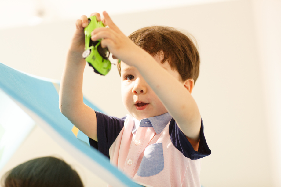 可爱的小男孩在游戏室 可爱的小男孩在游戏室