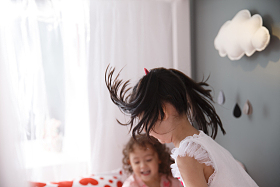 可爱的小女孩在卧室玩耍图片