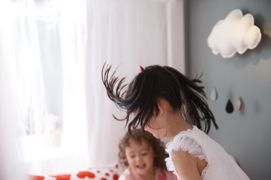 可爱的小女孩在卧室玩耍图片 可爱的小女孩在卧室玩耍图片