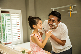 爸爸和女儿在卫生间玩耍图片