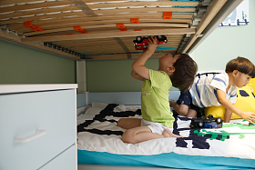 两个小男孩在卧室玩耍照片