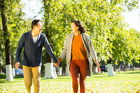 亲密的青年情侣图片