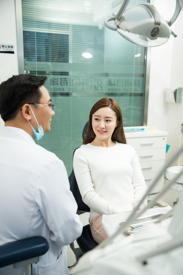 男牙医和女患者 男牙医和女患者