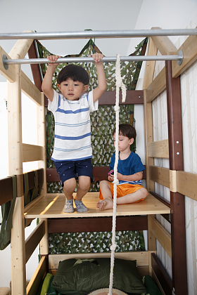两个小男孩在卧室玩耍照片