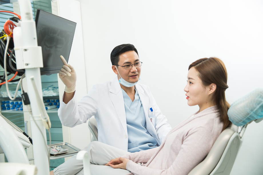 男牙医和女患者 男牙医和女患者