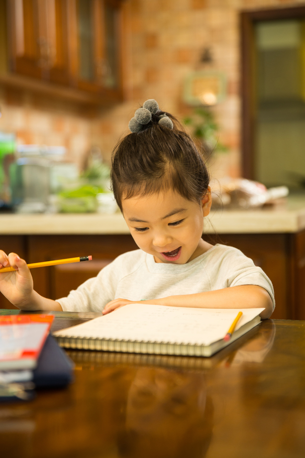 小女孩写作业照片 小女孩写作业照片