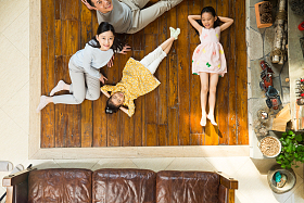 幸福家庭躺在地板上图片