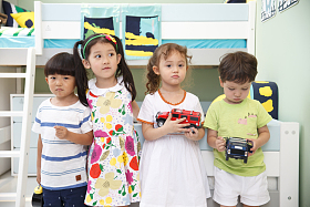 欢乐的儿童在儿童房玩耍图片