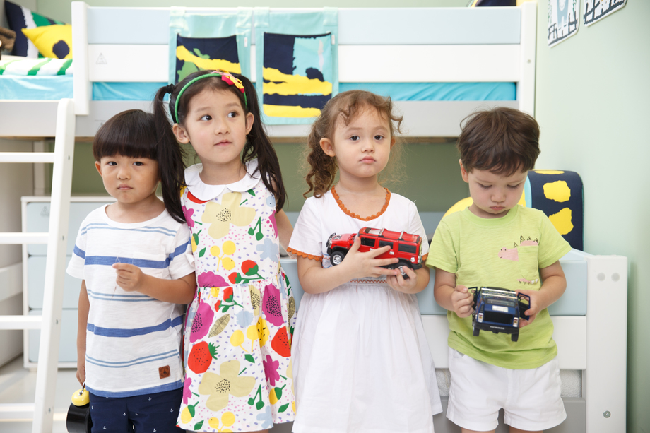 欢乐的儿童在儿童房玩耍图片 欢乐的儿童在儿童房玩耍图片