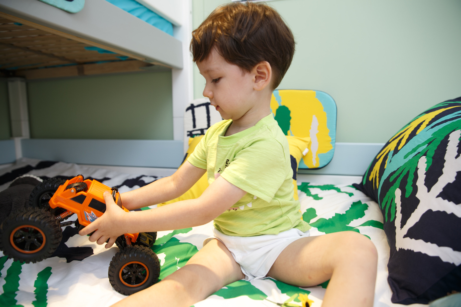 可爱的小男孩在游戏室照片 可爱的小男孩在游戏室照片