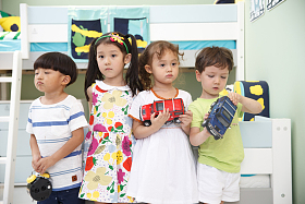 欢乐的儿童在儿童房玩耍