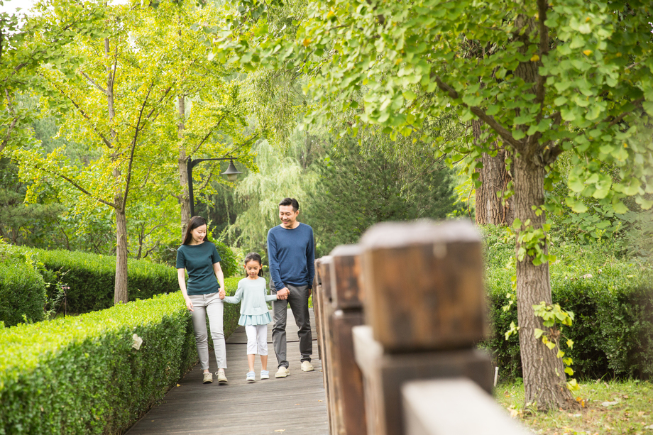幸福家庭在户外散步 幸福家庭在户外散步